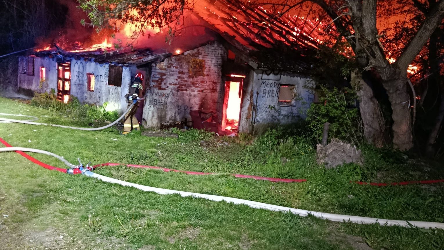 Pożar pustostanu w Brniu. Nocna akcja kilku jednostek straży pożarnej