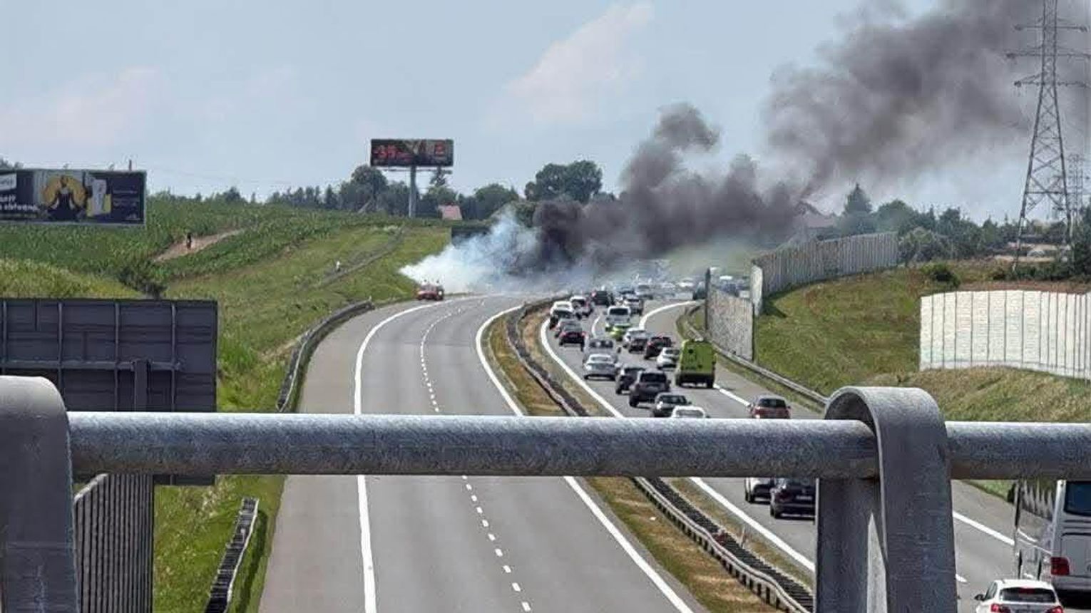 Pożar samochodu na autostradzie A4. Trasa w kierunku Rzeszowa była całkowicie zablokowana