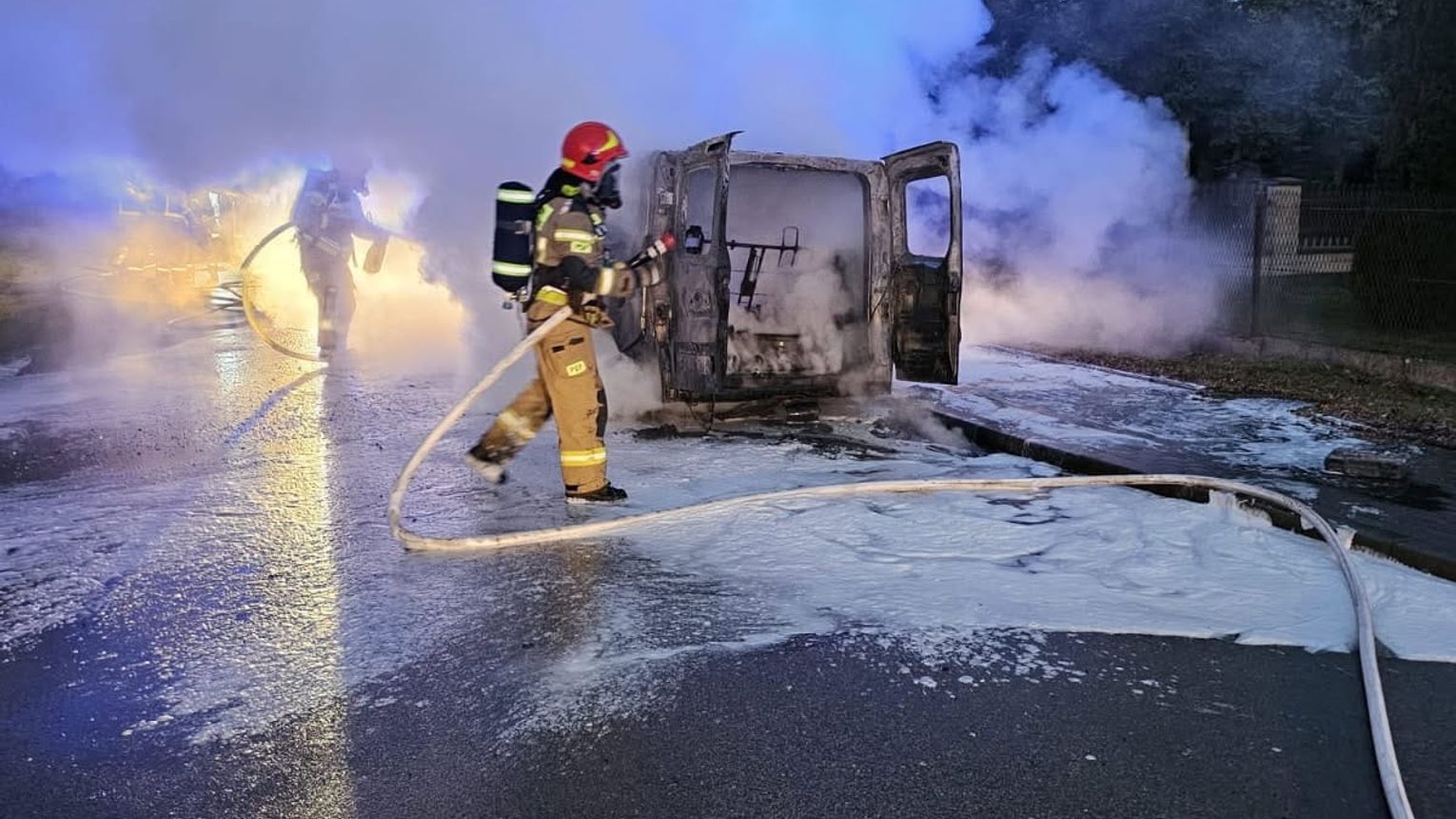 Pożar samochodu w powiecie dąbrowskim. Akcja strażaków w Żelichowie