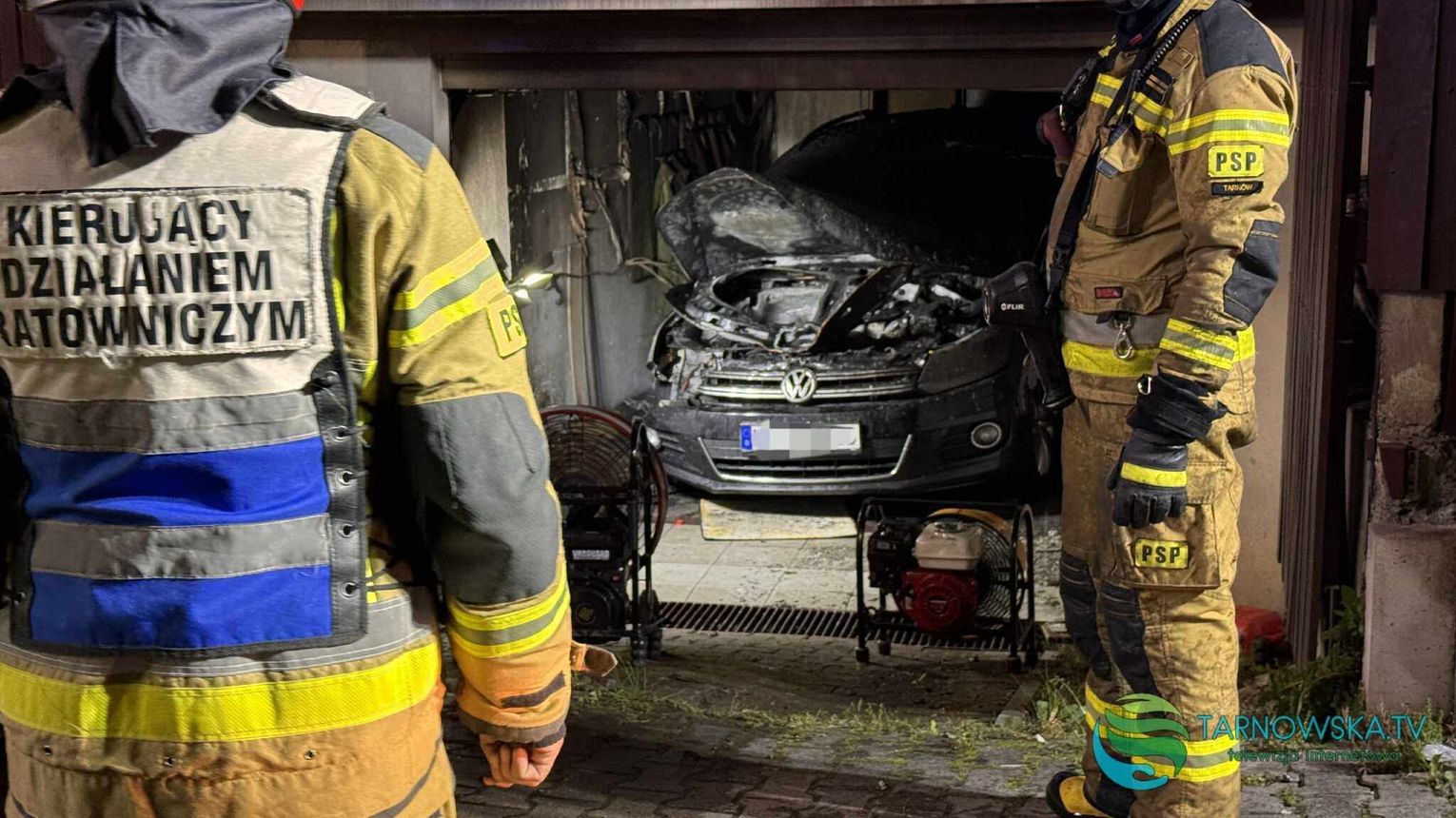 Pożar samochodu zaparkowanego w garażu w Tarnowie