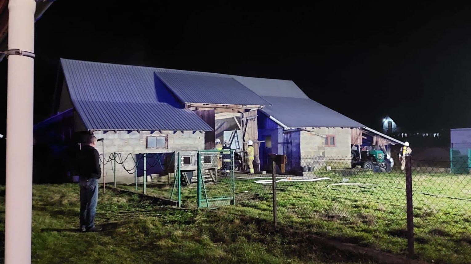 Pożar stodoły w Gruszowie Wielkim. Strażacy z powiatu dąbrowskiego w akcji