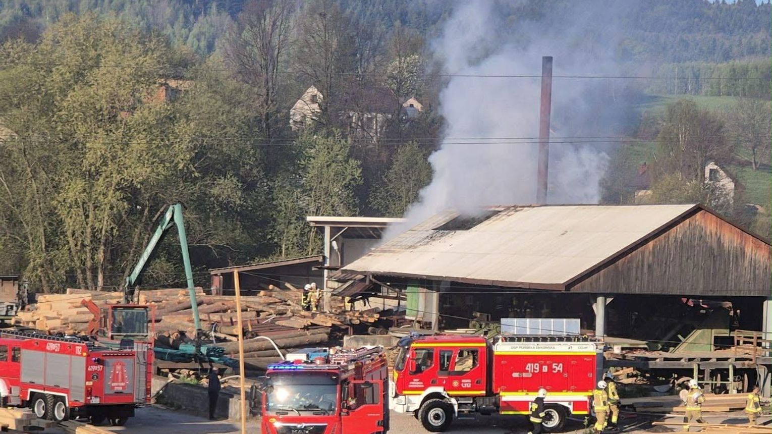 Pożar tartaku w Iwkowej. Słup dymu nad miejscowością