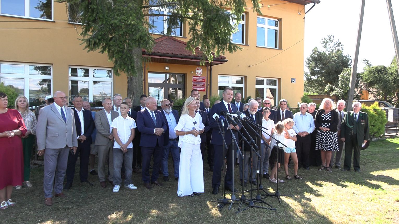 Przemysław Czarnek w podtarnowskich Filipowicach zapowiada z waloryzację wyprawki 300+