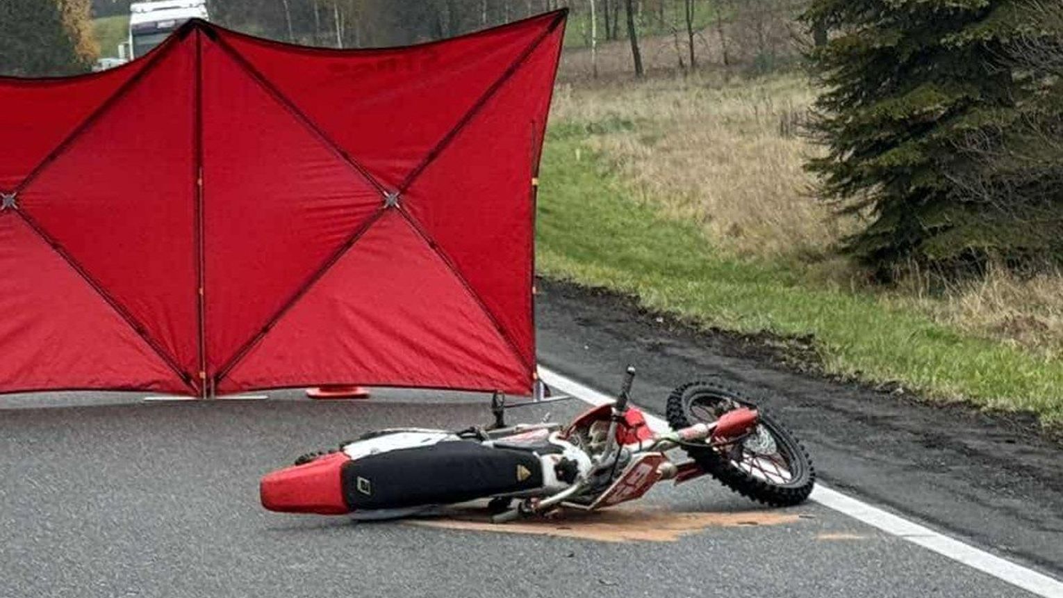 Ranny motocyklista po wypadku w Gnojniku. Samochód zderzył się z motocyklem