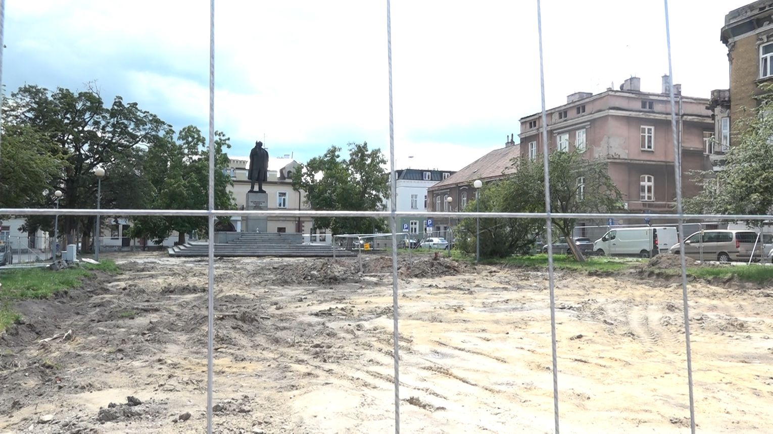 Remont Placu Drzewnego w Tarnowie chwilowo wstrzymany. Pod ziemią odkryto historyczne pozostałości