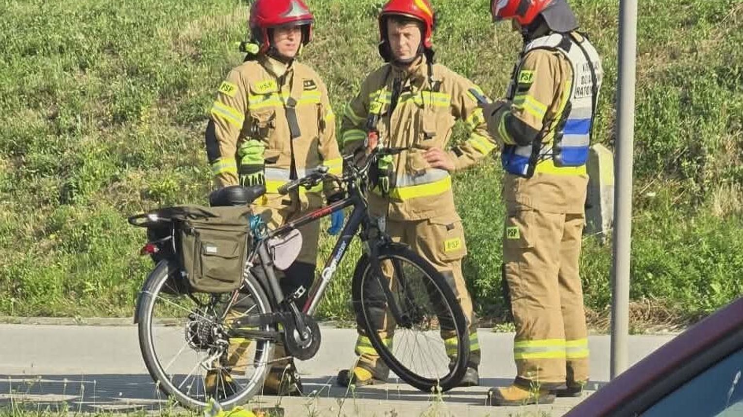 Rowerzysta potrącony na przejściu dla pieszych w Tarnowie. Z urazem głowy trafił do szpitala