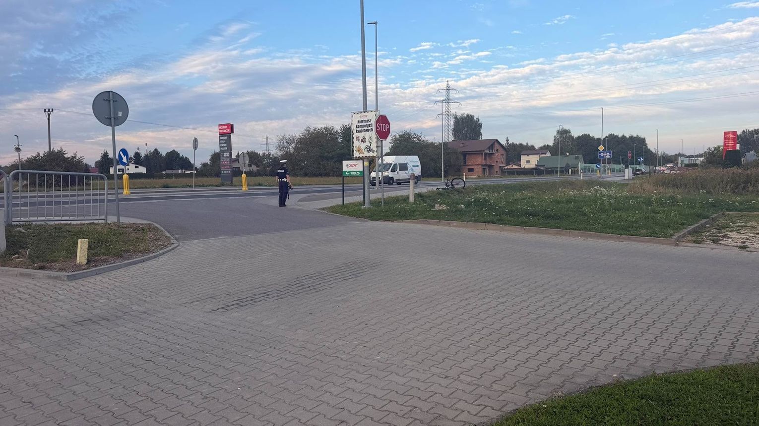Rowerzysta trafił do szpitala po zdarzeniu na DW 973. Policja szuka nagrań z monitoringu