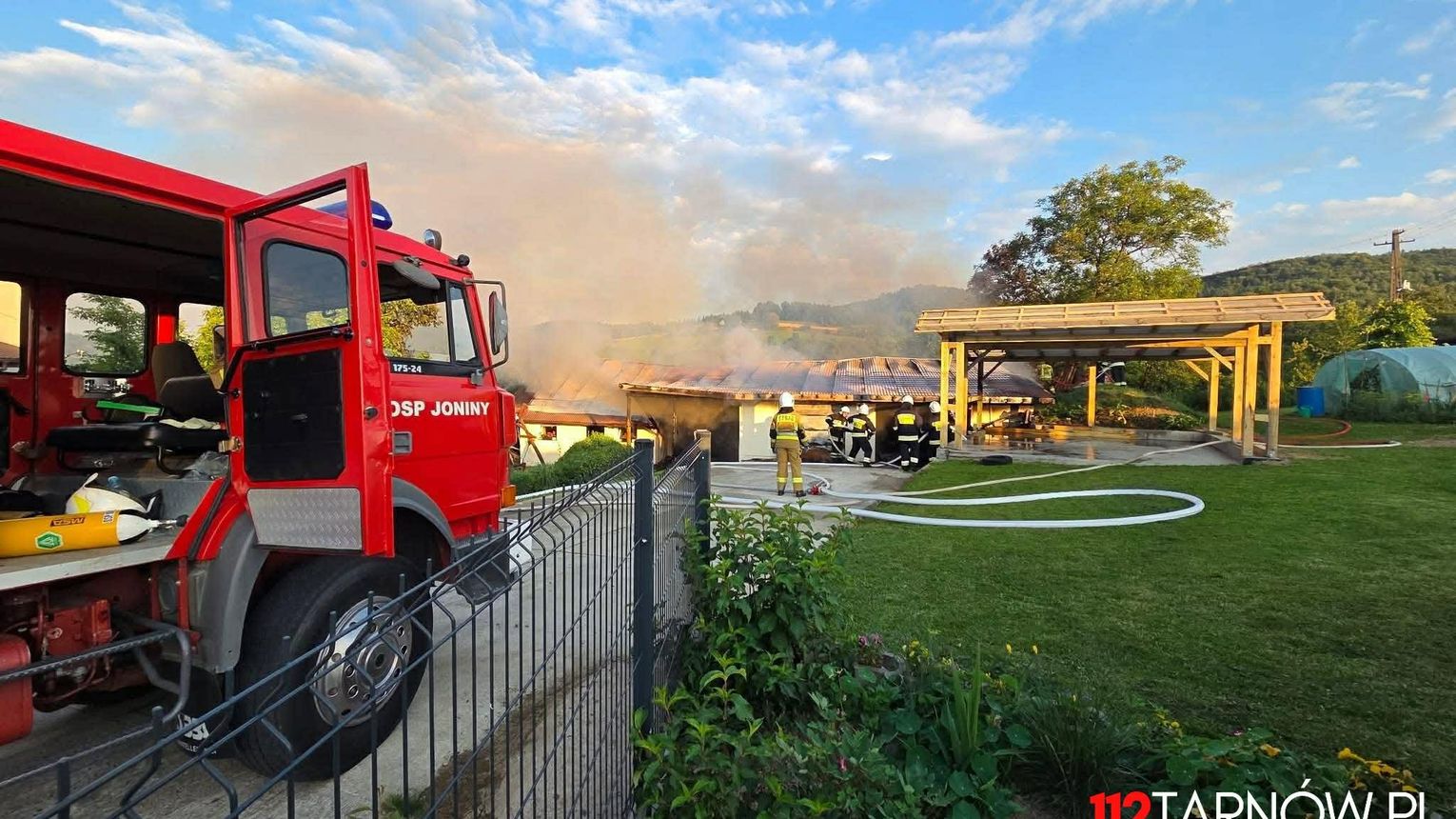 Rozwinięty pożar garażu w Kowalowej. Strażacy bronili drewnianego domu