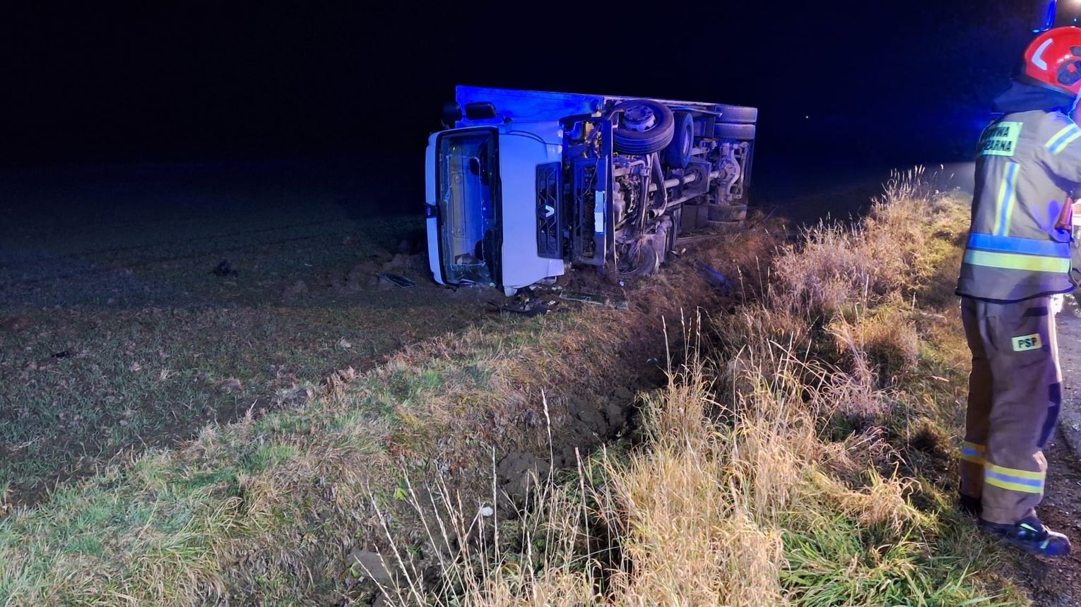 Samochód ciężarowy wypadł z drogi w Gręboszowie. Kierowca w szpitalu