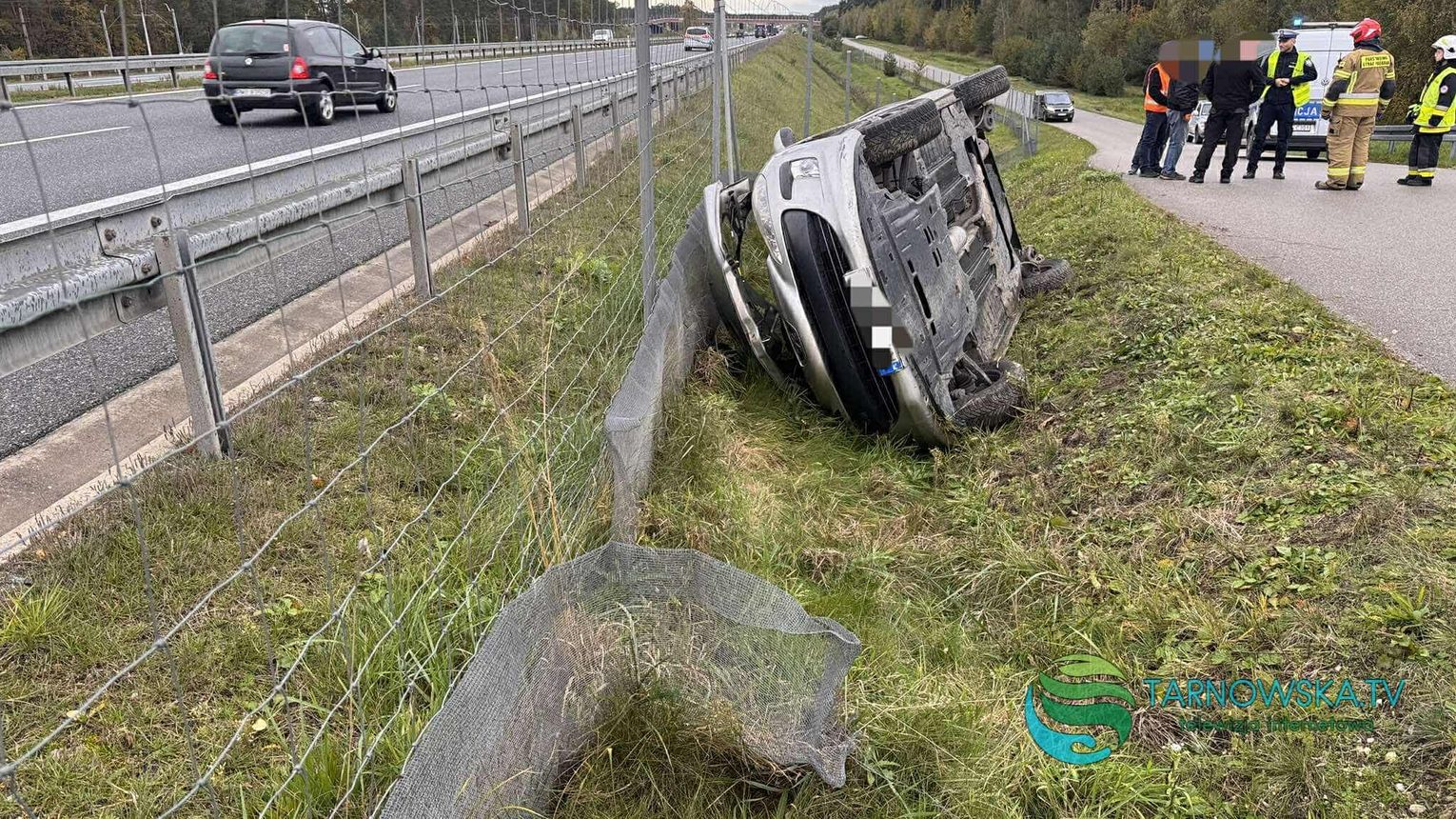Samochód dachował na drodze serwisowej autostrady