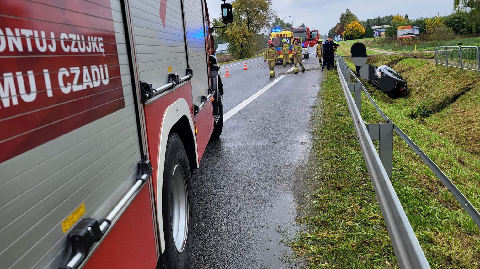 Samochód osobowy wpadł do rowu na DK 94 w Dębnie
