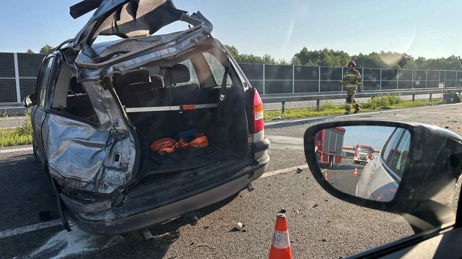 Samochód uderzył w bariery energochłonne. Ogromne utrudnienia na autostradzie A4