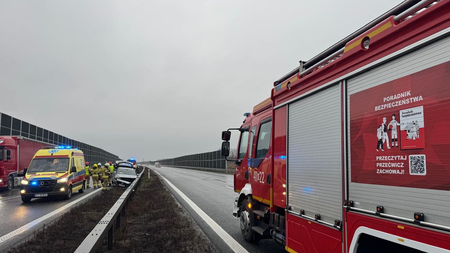 Samochód uderzył w bariery na A4 pod Brzeskiem