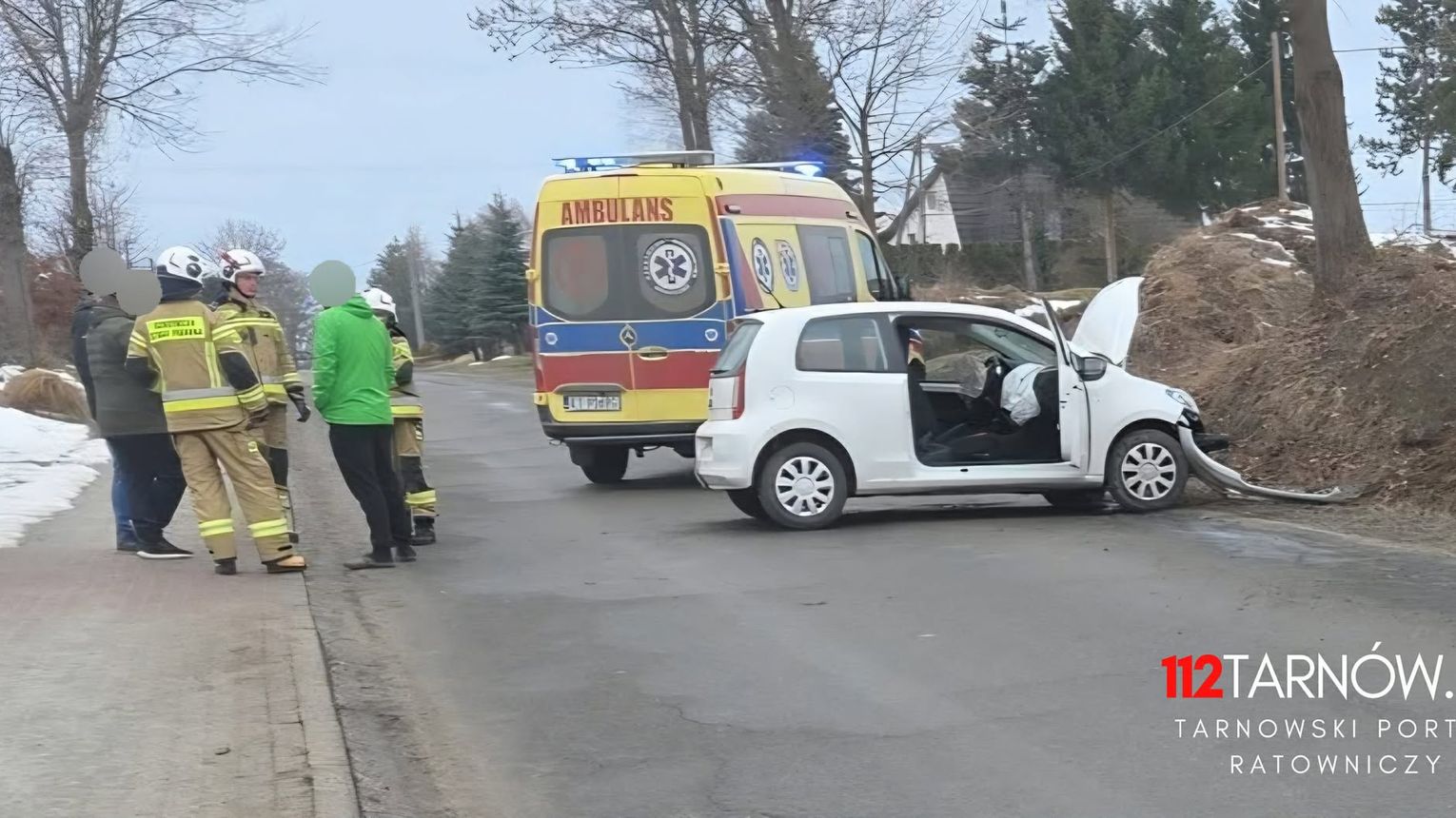 Samochód uderzył w drzewo. Akcja służb w Szerzynach