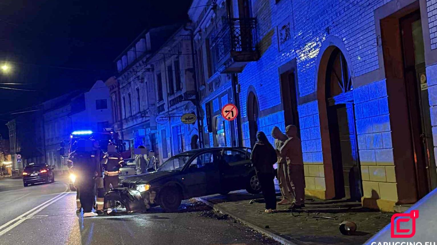 Samochód uderzył w ścianę budynku w centrum Brzeska