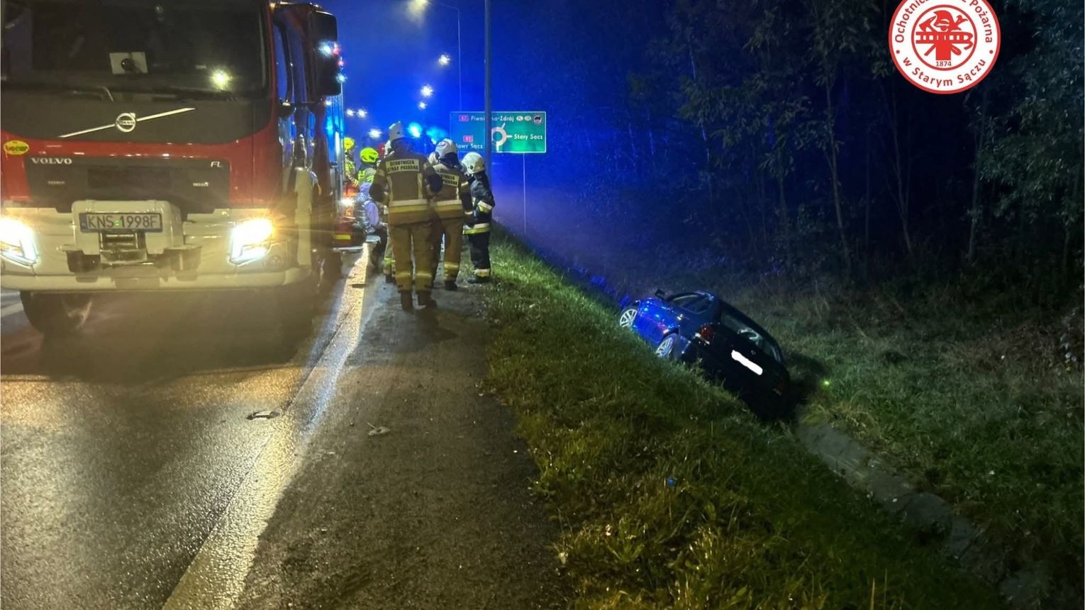 Samochód w rowie na obwodnicy Starego Sącza