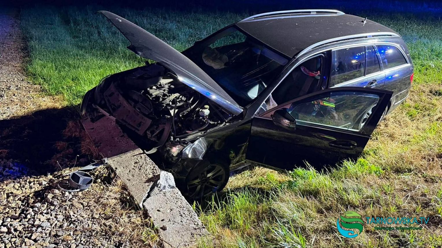 Samochód wypadł z drogi i uderzył w mostek. 57-letni kierowca trafił do szpitala
