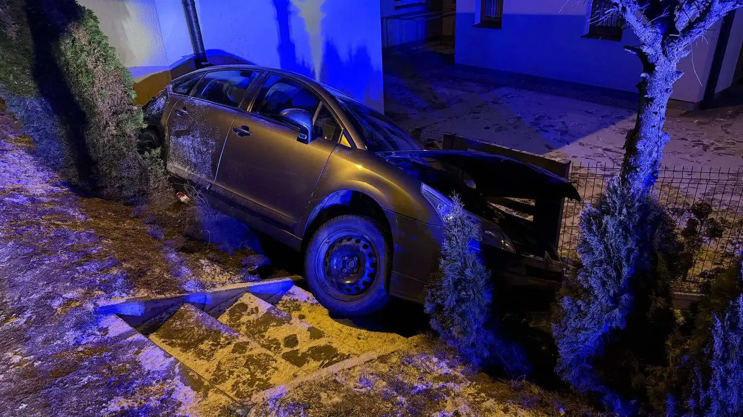 Samochód wypadł z drogi w Ciężkowicach. Za kółkiem młoda dziewczyna