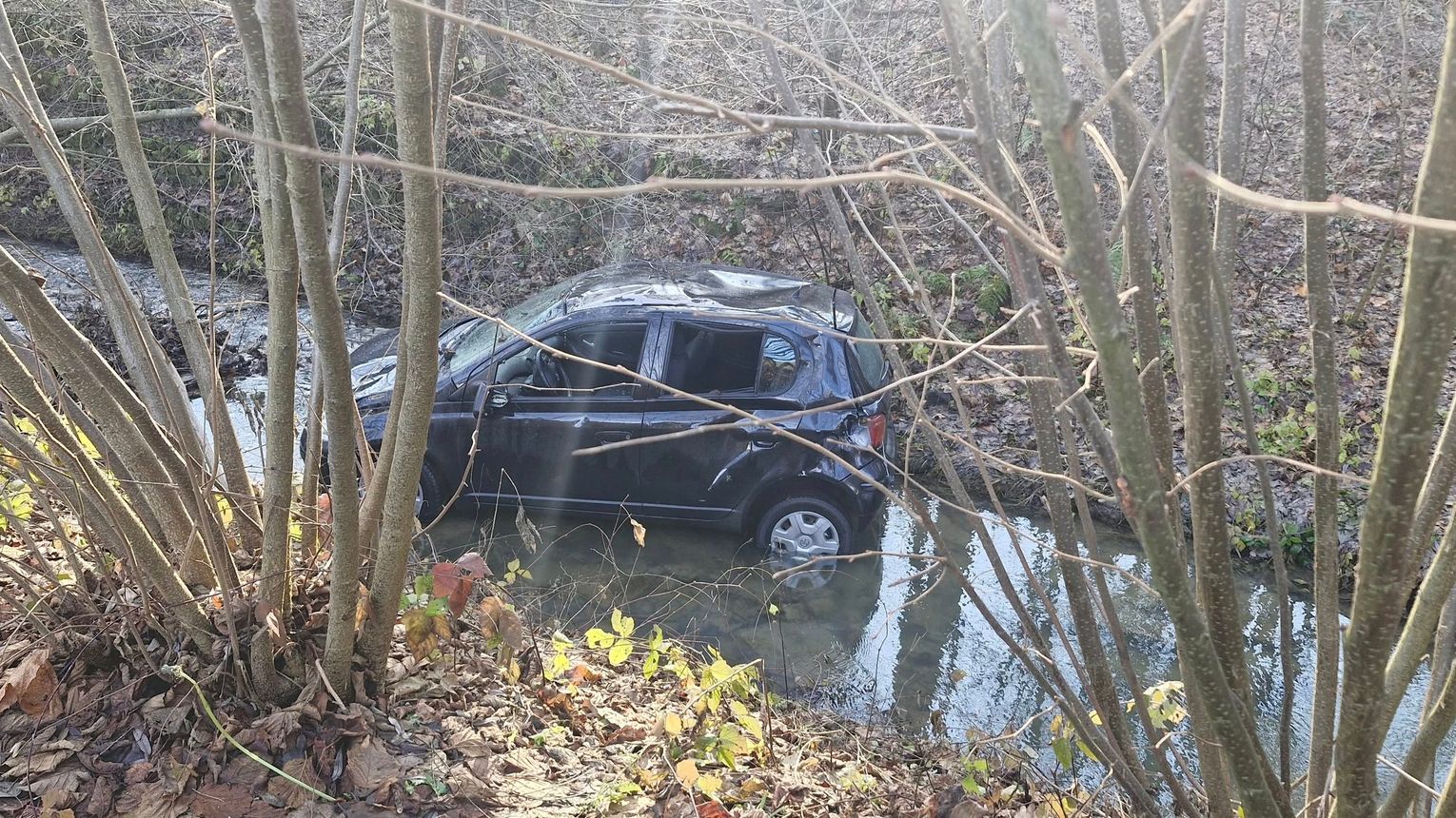 Samochód wypadł z drogi w powiecie gorlickim i wylądował w rzece