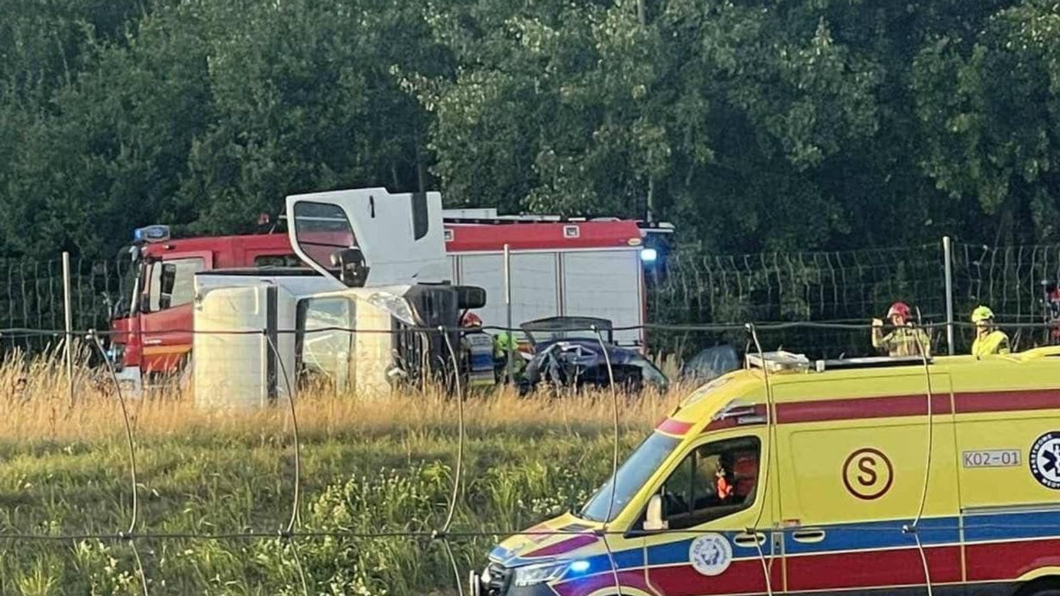 Samochody po zderzeniu na A4 znalazły się na drodze serwisowej. Jedna osoba poszkodowana