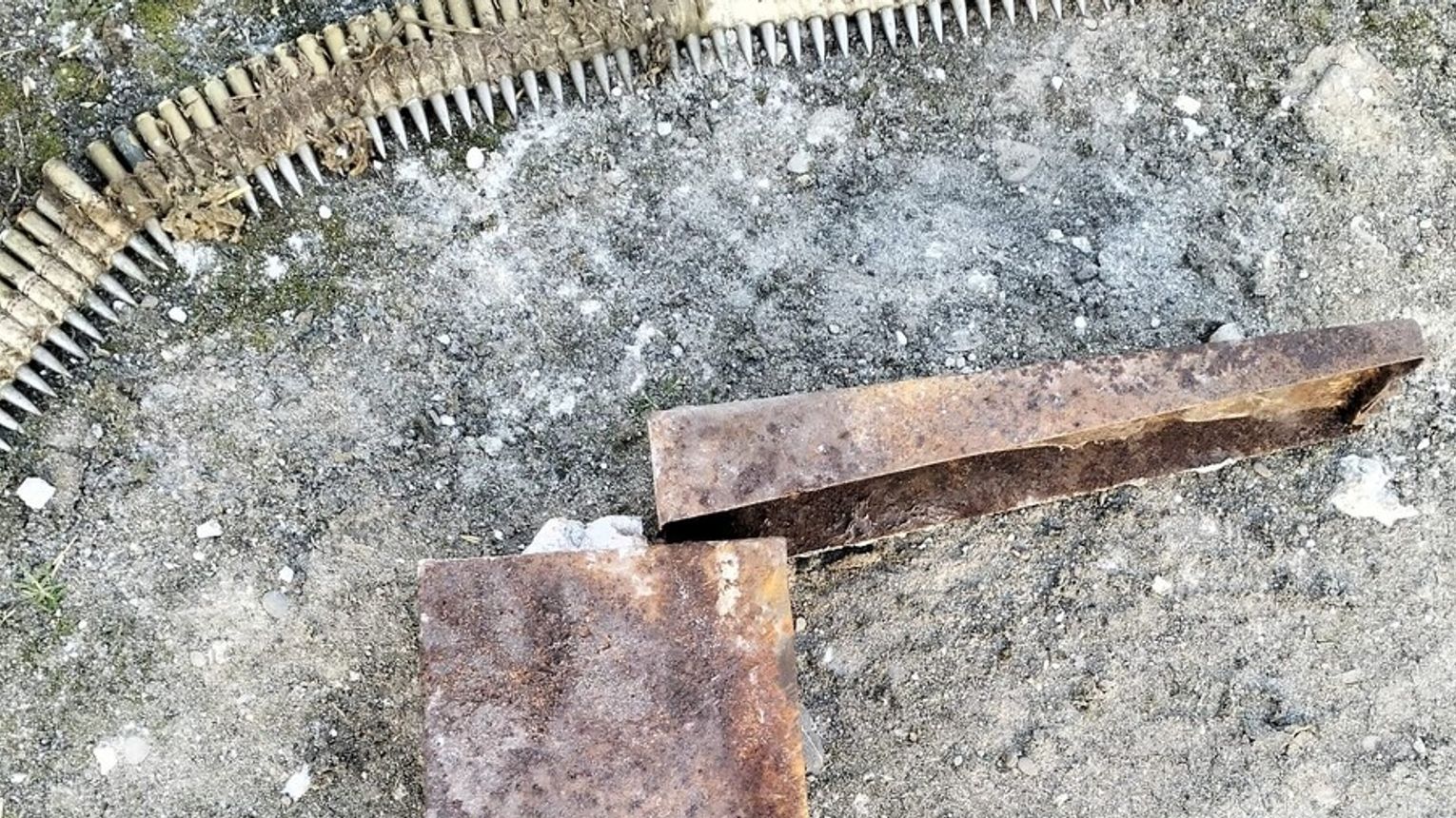 Skrzynka z amunicją znaleziona podczas rozbiórki budynku w Ilkowicach
