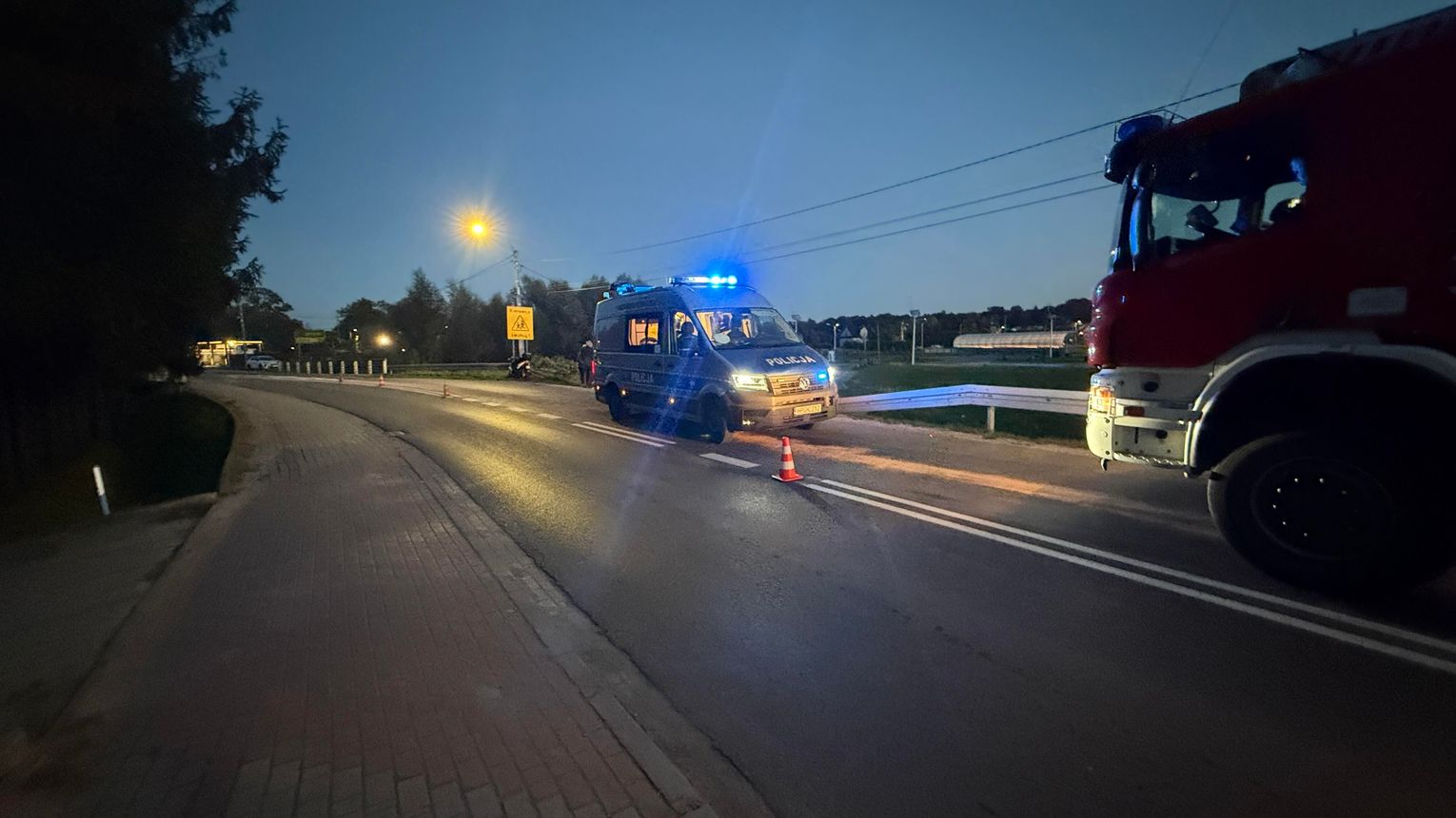 Skrzyszów. Młoda kobieta przewróciła się na skuterze. Na jezdni była plama oleju