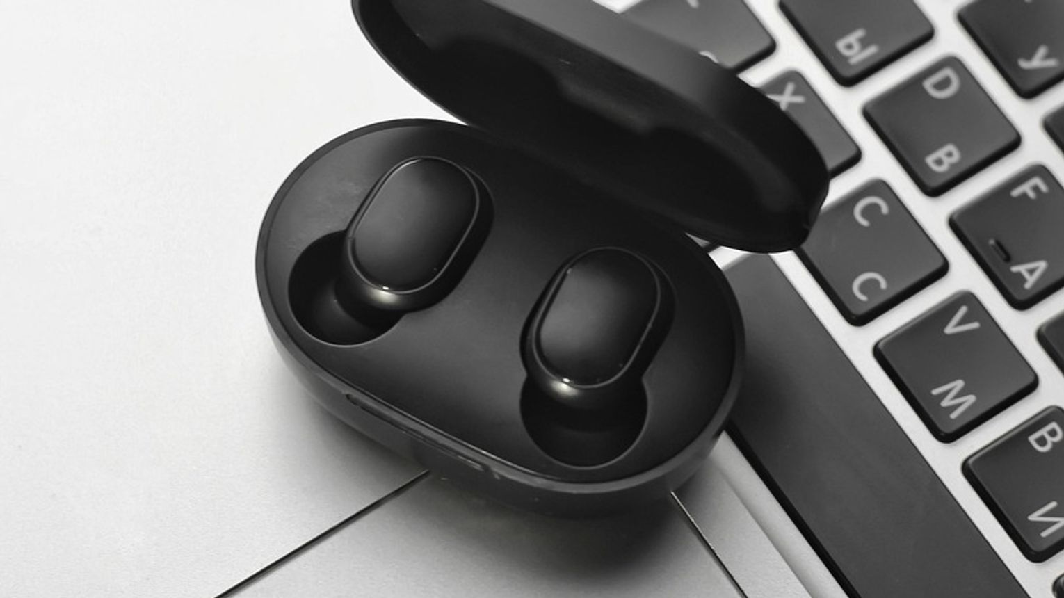 Słuchawki bezprzewodowe – co sprawdzić przed zakupem?