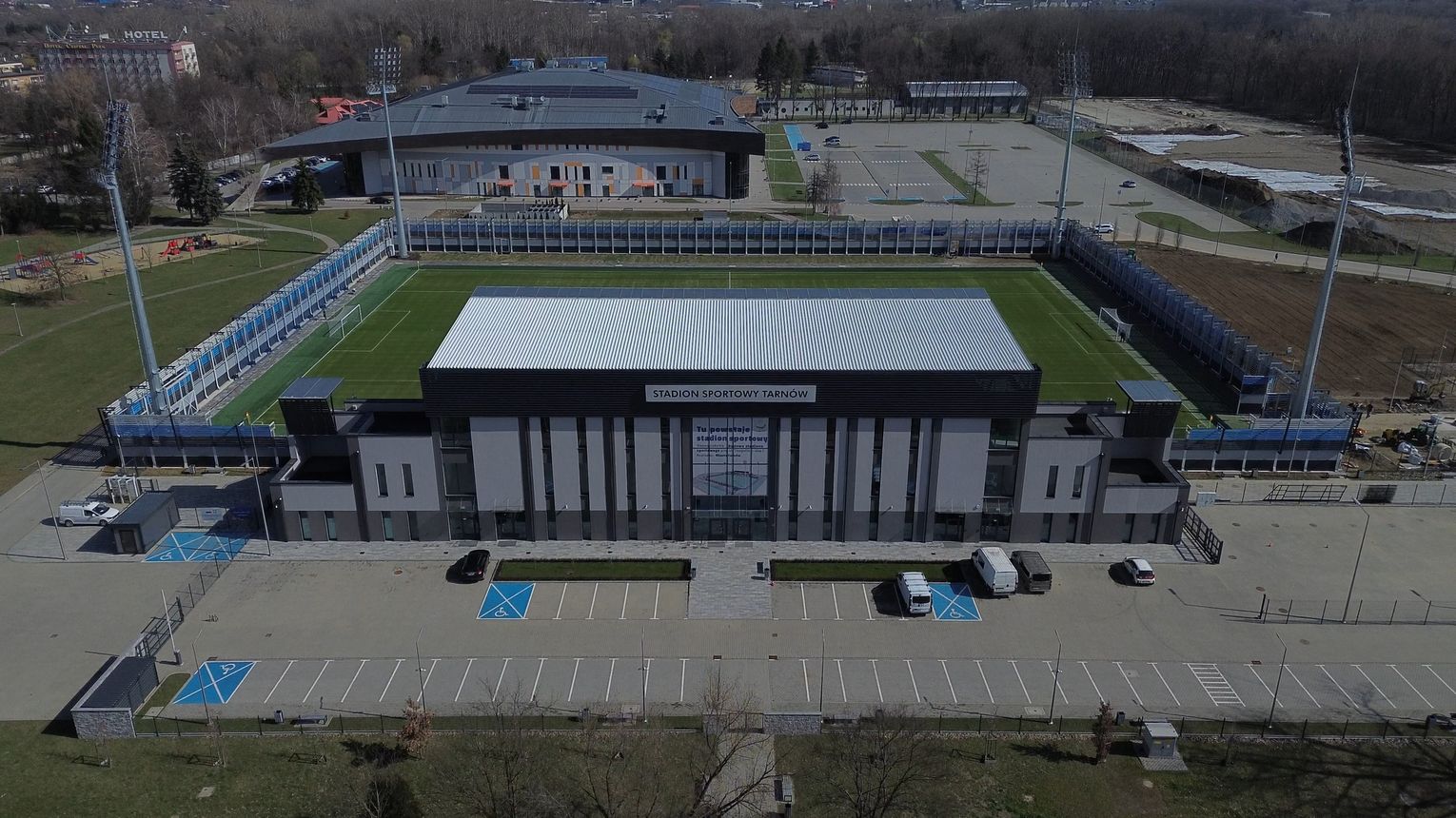 Stadion w Mościcach: Trwają odbiory, ale wykonawca wciąż płaci słone kary za opóźnienie