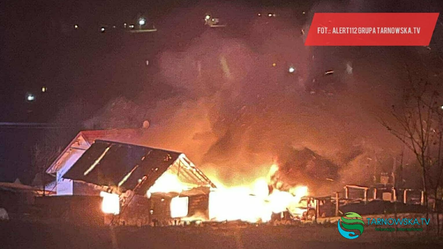 Strażacy gaszą pożar budynku gospodarczego w Łękawcy. Doszło do wybuchu! Poszkodowany mężczyzna w szpitalu