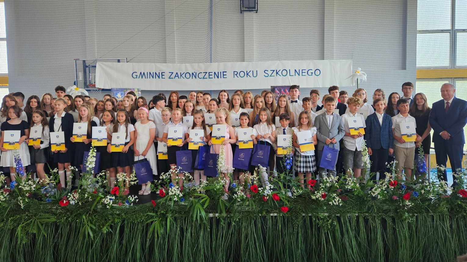 Stypendia wójta gminy Tarnów dla najzdolniejszych uczniów zwieńczyły rok szkolny