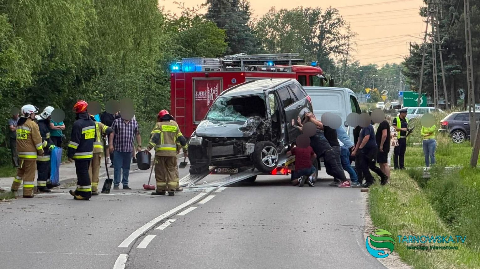 Swarzów: samochód uderzył w drzewo. Dwie osoby trafiły do szpitala