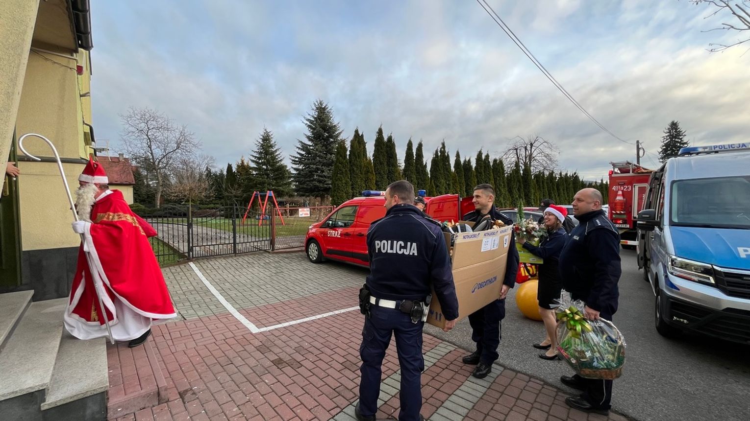 Święty Mikołaj w asyście policjantów i strażaków z wizytą u podopiecznych Domu Pomocy Społecznej