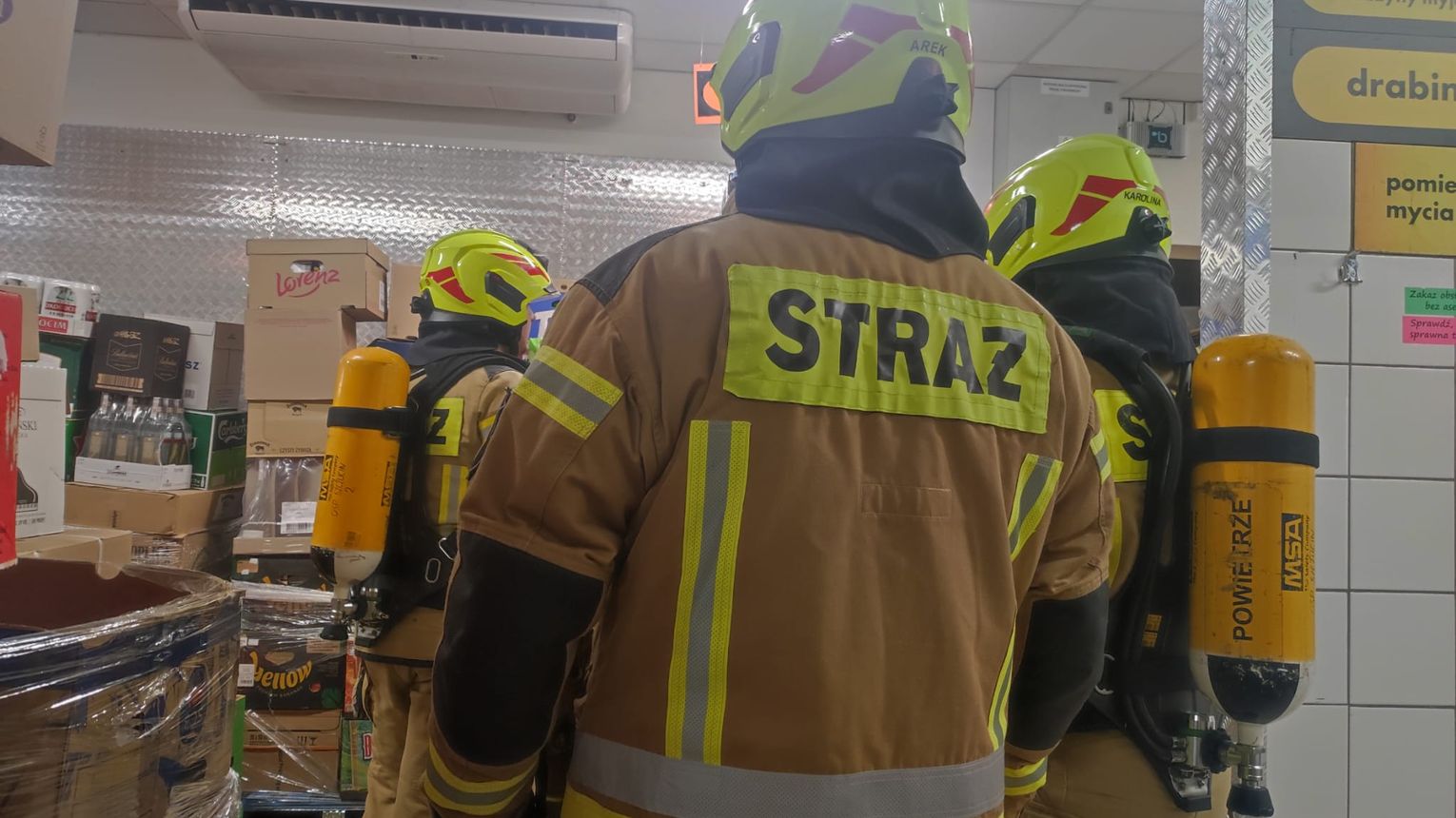 Szczucin. Nocna akcja straży w Biedronce