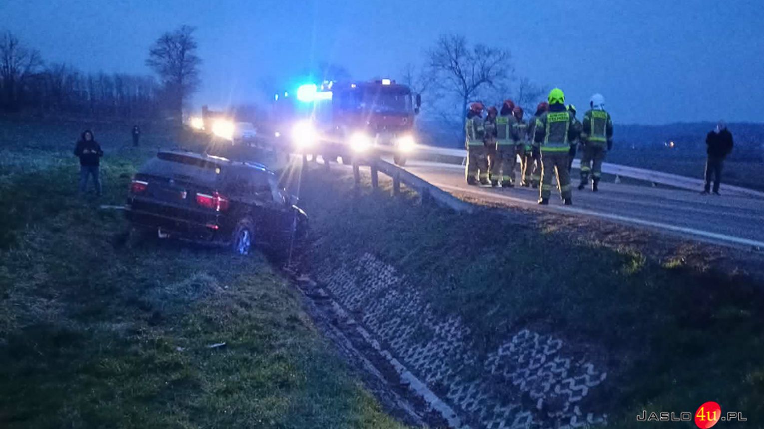 Szebnie: BMW w rowie po niebezpiecznym manewrze wyprzedzania. Dwie osoby w szpitalu