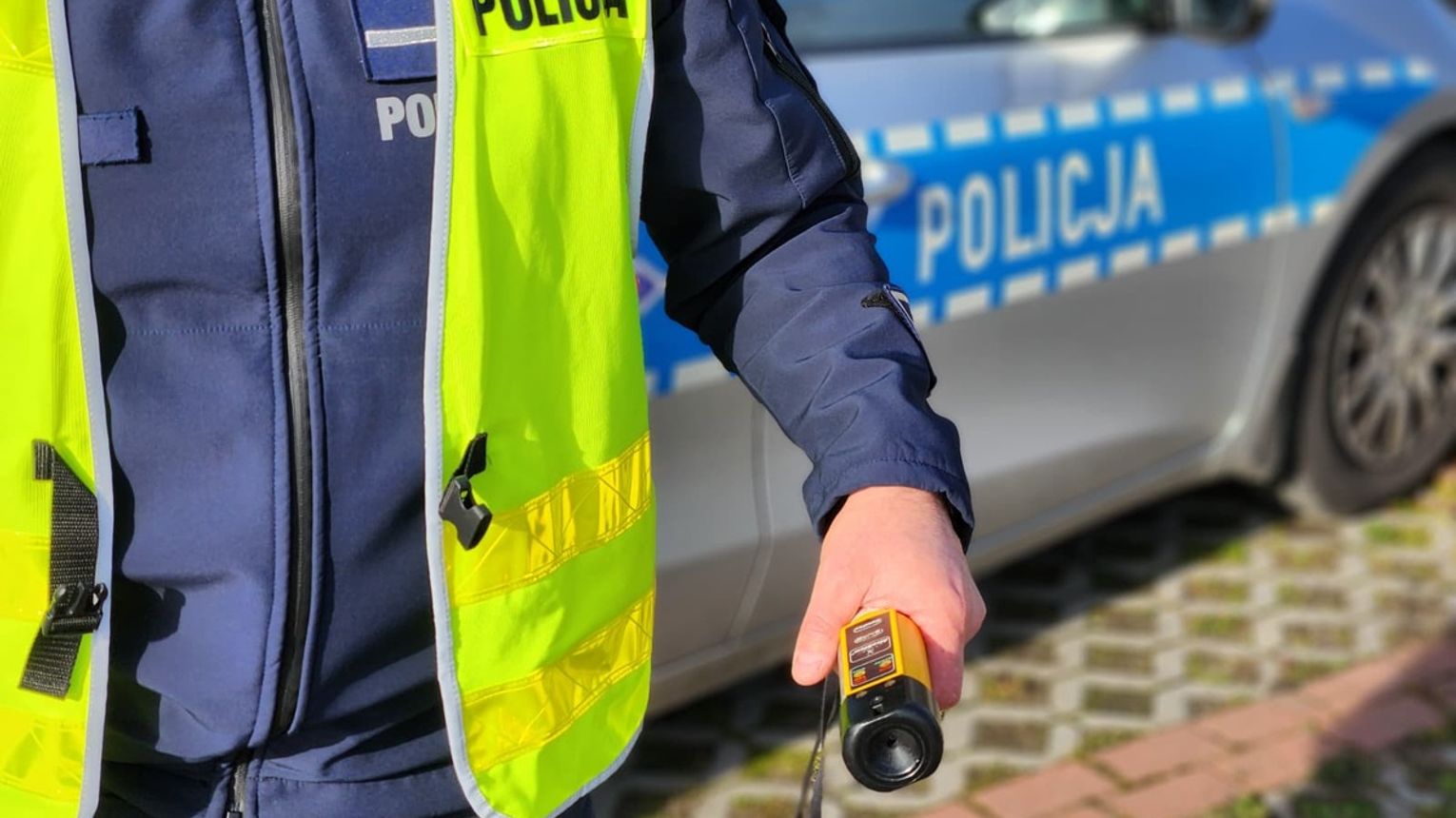 Szok na drogach powiatu dąbrowskiego! Pijani kierowcy zatrzymani jeden po drugim – rekordzistka miała blisko 2 promile!