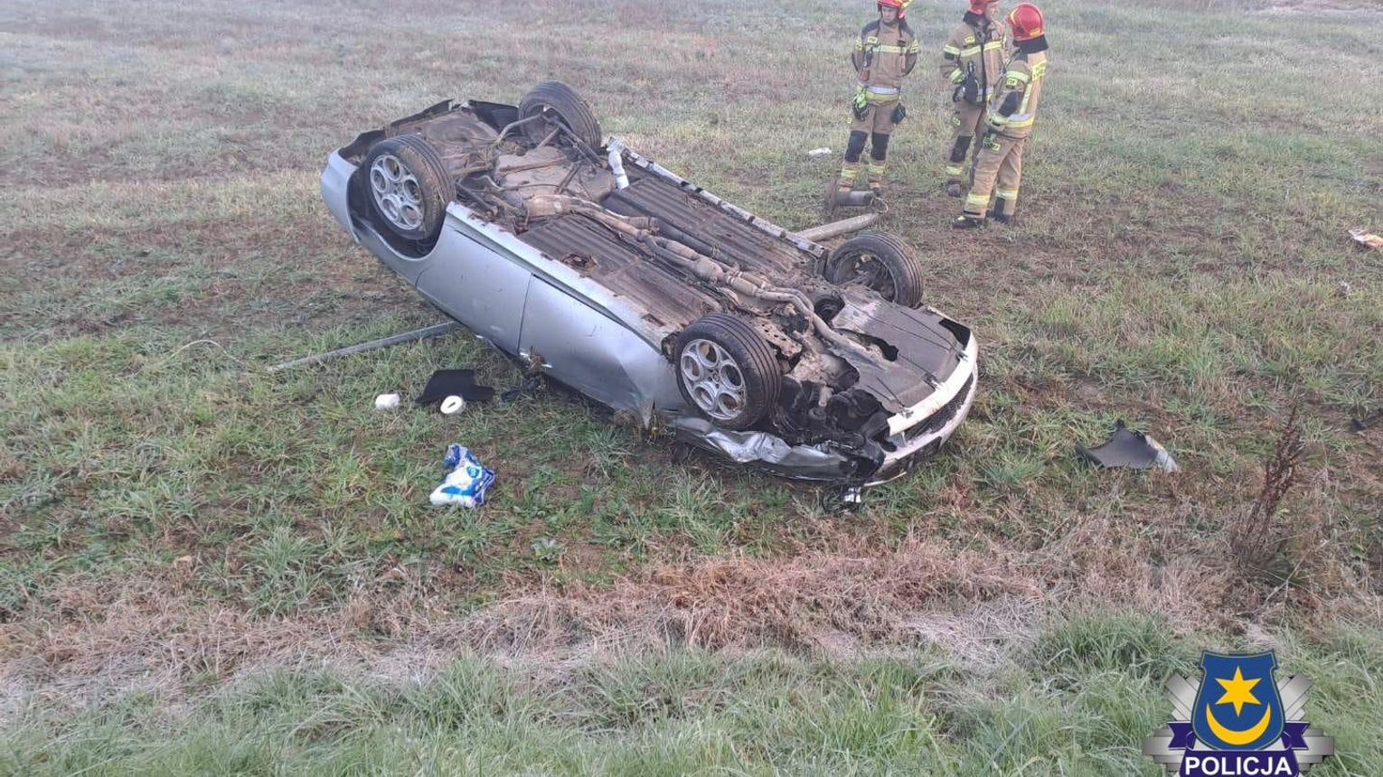 Tajemnicze dachowanie pod Zakliczynem! Samochód na dachu, kierowcy nie ma. Policja przeczesuje teren z psem tropiącym