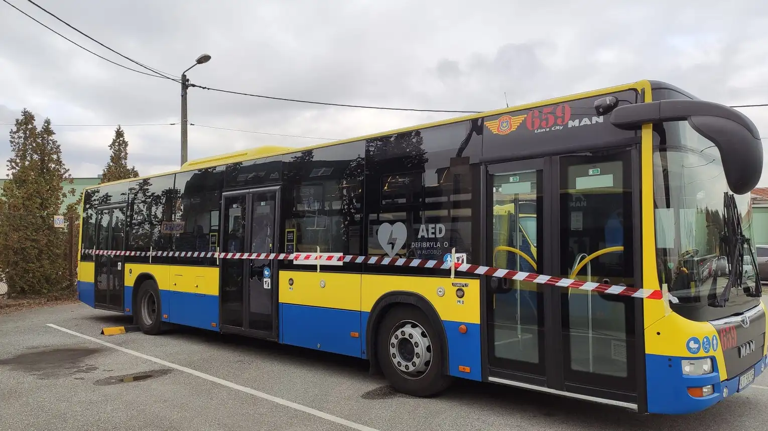 Tarnów. 20-latek usłyszał zarzuty uszkodzenia szyby w autobusie miejskim. Strzelał z pistoletu!