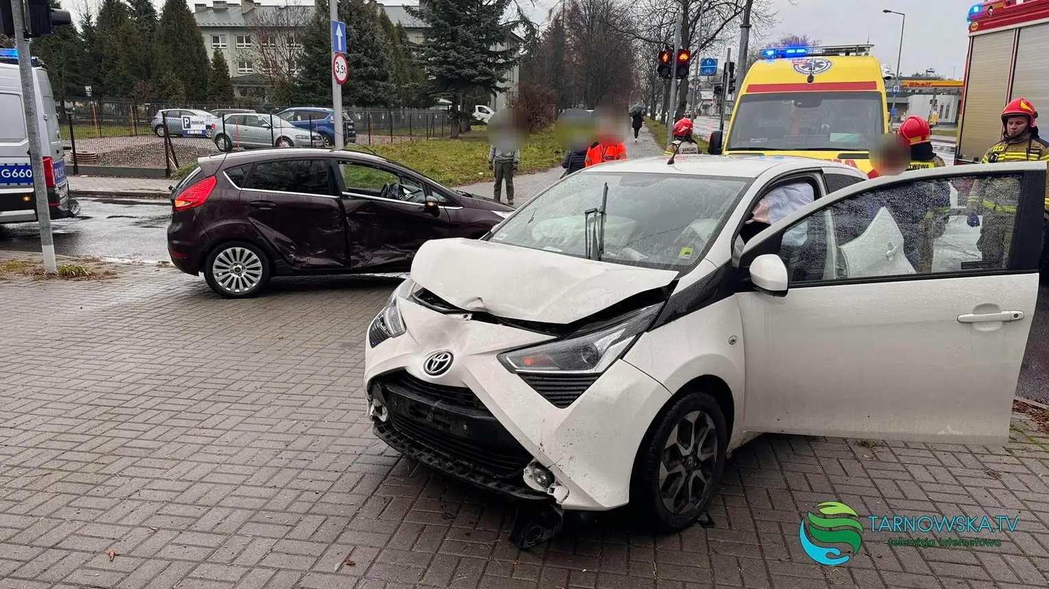 Tarnów. Kierująca toyotą wjechała na czerwonym świetle na skrzyżowanie i doprowadziła do kolizji