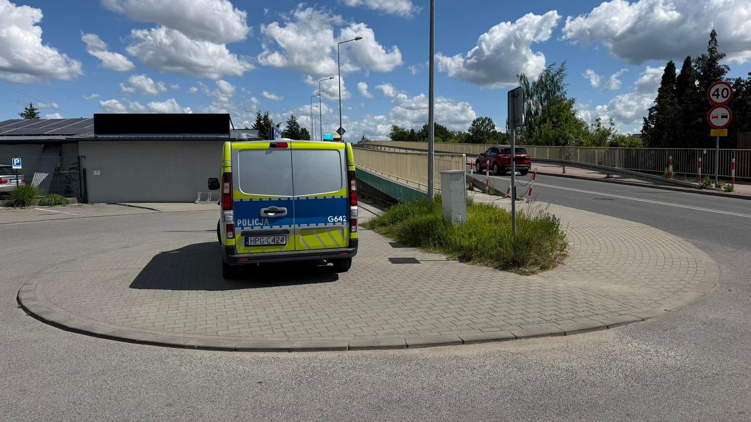 Tarnów. Policjanci i świadkowie uratowali nastolatkę przed tragedią