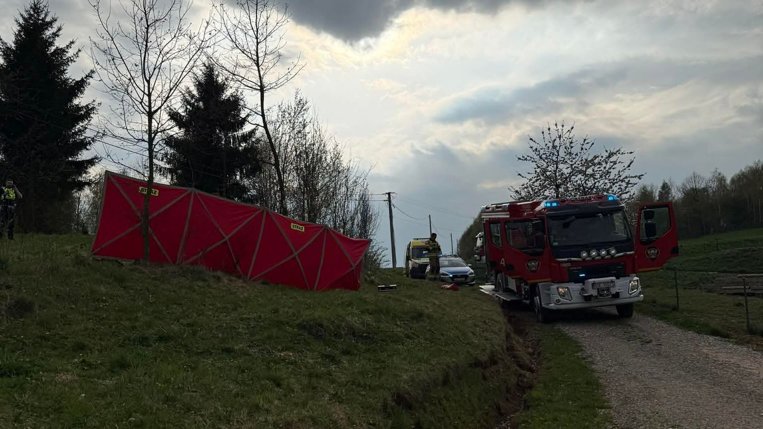 Tragedia podczas prac polowych. Nie żyje 54-letni kierowca ciągnika