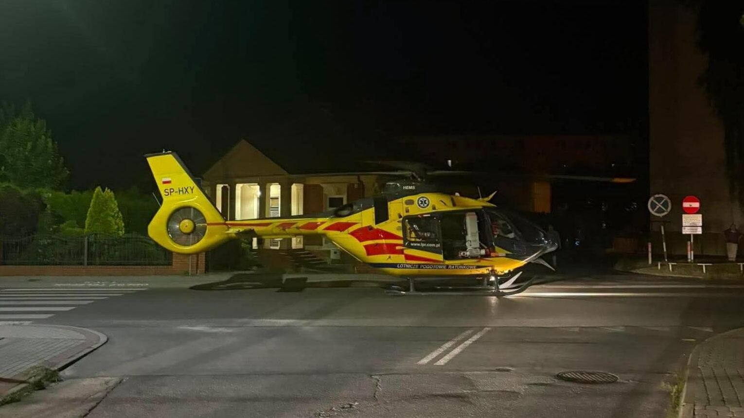 Tragedia w Brzesku. Mężczyzna spadł z czwartego piętra. Ratownicy walczyli o jego życie