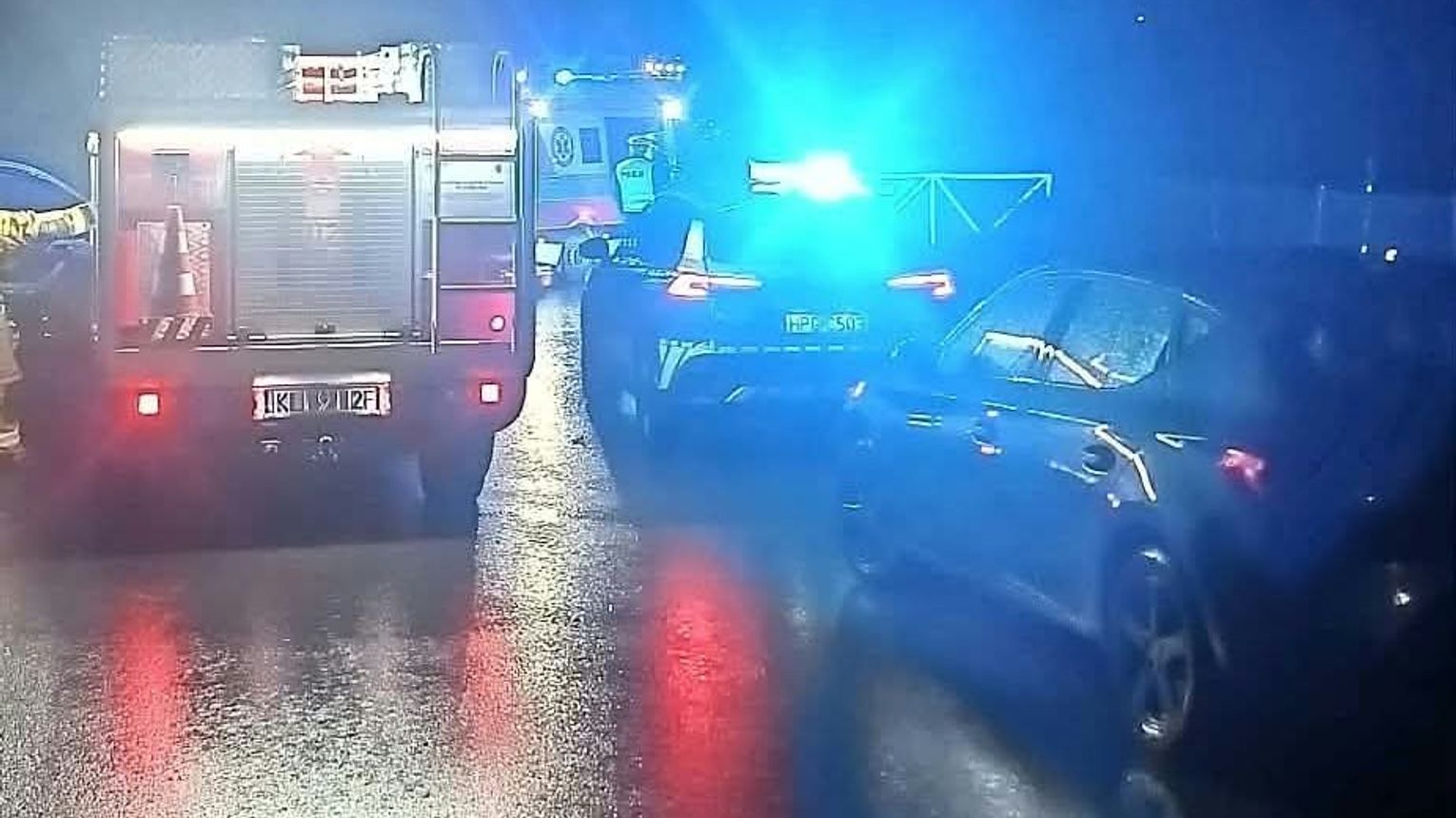 TRAGEDIA W STAREJ WSI! Samochód uderzył w drzewo. Kierowca nie żyje