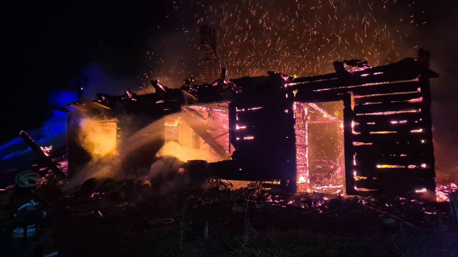 Tragiczny pożar w Dąbrówce Szczepanowskiej. W zgliszczach domu znaleziono dwa ciała a jedna osoba trafiła do szpitala