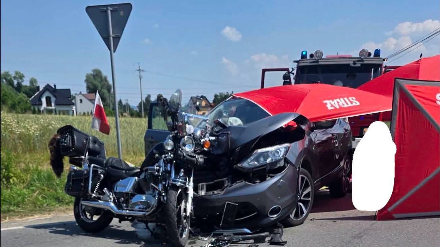 Tragiczny wypadek w Biskupicach Melsztyńskich. Nie żyje motocyklista po zderzeniu z samochodem