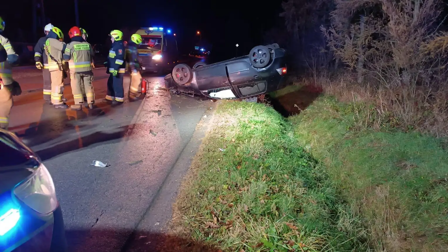 Trójka nastolatków w szpitalu po dachowaniu samochodu w Szczucinie