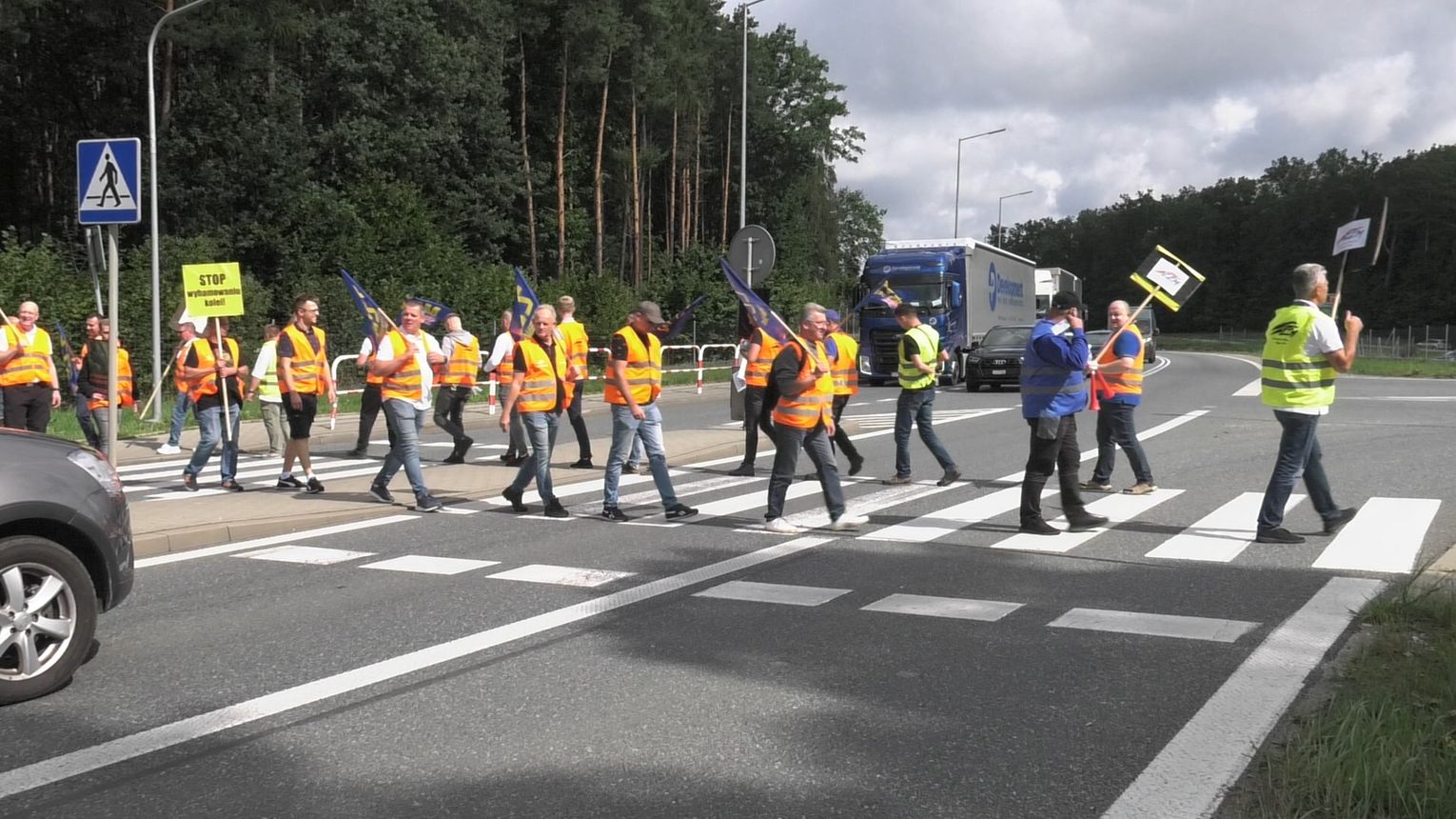 Trwa protest kolejarzy. Są utrudnienia przy autostradzie w Brzesku