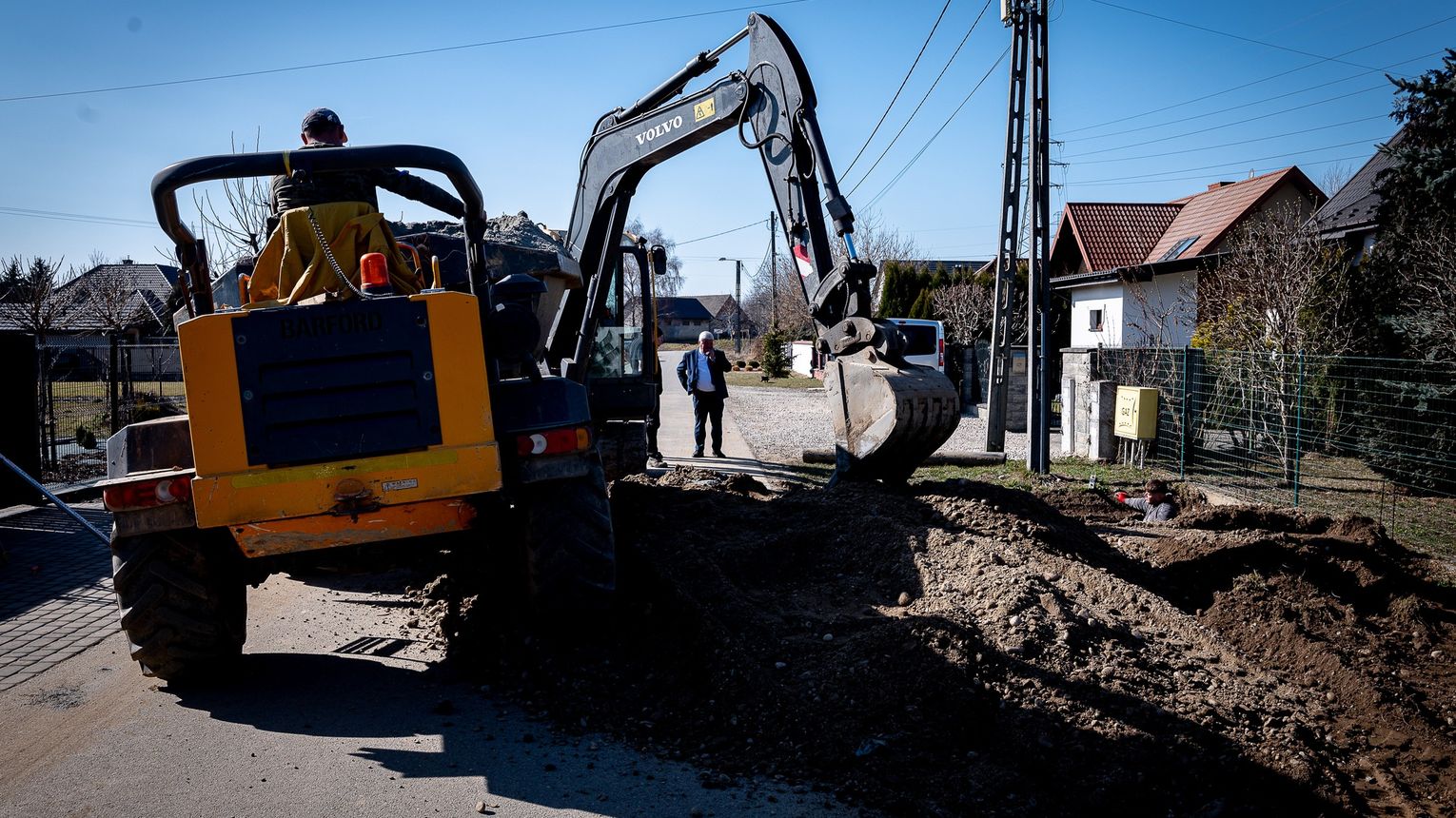 Trwają prace przy budowie kanalizacji w Łukanowicach