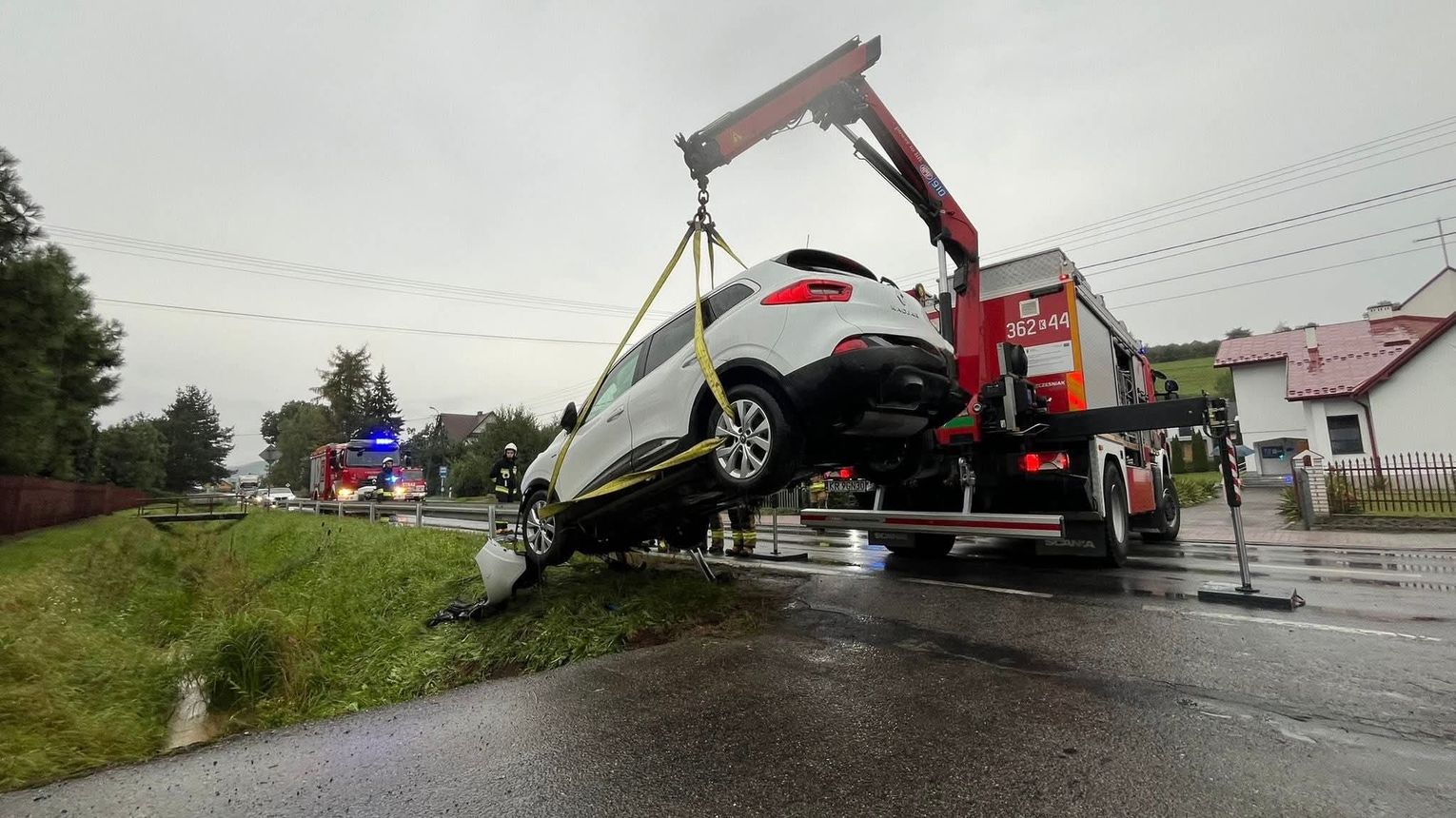 Trzy osoby poszkodowane w wypadku osobówki w Dąbrówce Tuchowskiej