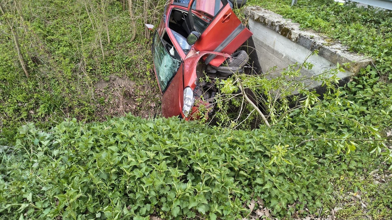 Trzy osoby poszkodowane w wypadku osobówki w powiecie dąbrowskim