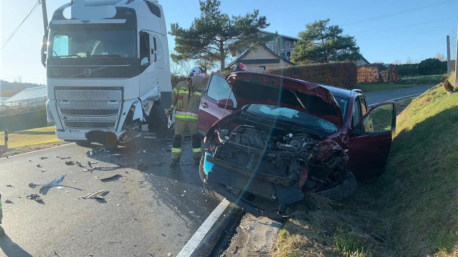 Tymowa. Zderzenie samochodu ciężarowego i osobowego